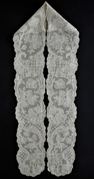 null Pair of daffodil beards, spindles, Flanders, circa 1740-50.
 Decorated with...