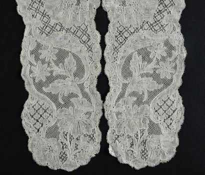 null Pair of daffodil beards, spindles, Flanders, circa 1740-50.
 Decorated with...