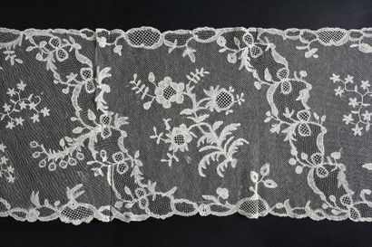 null Brussels lace scarf, bobbins, circa 1760-80.
Undulating river with flexible...
