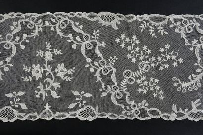 null Brussels lace scarf, bobbins, circa 1760-80.
Undulating river with flexible...