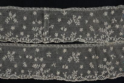 null Pair of engaging, Alençon à l'aiguille, circa 1780-90.
Two long engaging to...
