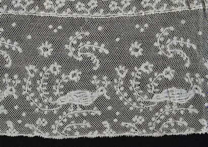 null Bonnet, rare Valenciennes with birds, spindles, 18th century?
Made of linen,...