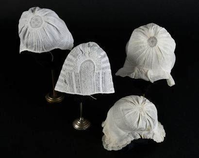 null Quatre bonnets d'enfants, Hollie Point, aiguille, Angleterre, XVIIIe siècle
En...