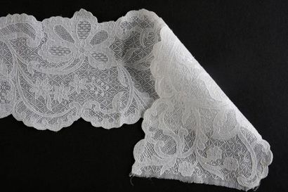 null Paire de barbes brodée en blanc, vers 1730-50.
En mousseline de coton d'une...