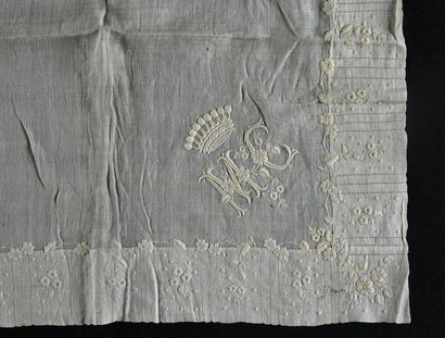 null Deux mouchoirs brodés, couronne de comte, 2nde moitié du XIXe siècle.
En linon...