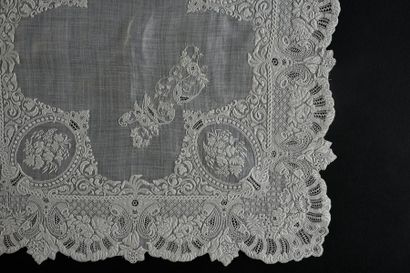 null Sumptuous embroidered handkerchief, mid-19th century.
In very finely hand-embroidered...