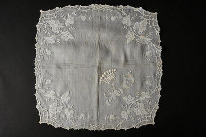 null Somptueux mouchoir brodé, 2nde moitié du XIXe siècle.
Mouchoir en fil de main...