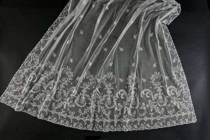 null Bridal veil, spindles, Brussels, circa 1800-1810.
Delicate mirror decoration,...