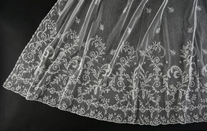 null Bridal veil, spindles, Brussels, circa 1800-1810.
Delicate mirror decoration,...