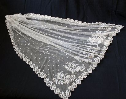 null Bridal veil, spindles, Brussels, circa 1820-30 Finely made spindles
motifs applied...