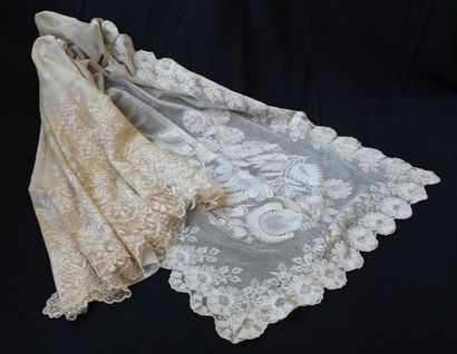 null Deux étoles en tulle brodé, XIXe siècle.
Une vers 1830 à décor d'un grand bouquet...