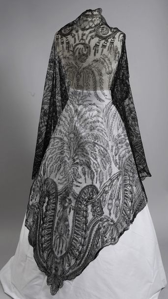 null One-pointed shawl, Chantilly, bobbin, circa 1860-80.
A graceful bouquet of stylized...