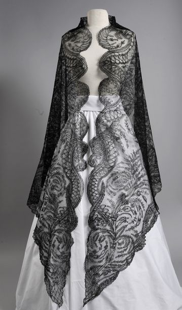null One-pointed shawl, Chantilly, bobbin, circa 1860-80.
A graceful bouquet of stylized...