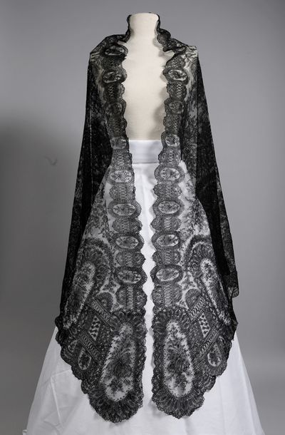 null One-pointed shawl, Chantilly, bobbin, circa 1860-80.
Decoration available with...