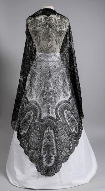 null One-pointed shawl, Chantilly, bobbin, circa 1860-80.
Decoration available with...