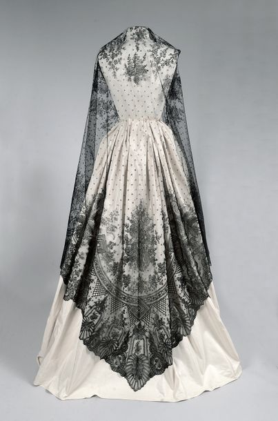null Diamond crinoline shawl, whipped cream, spindles, circa 1850-70.
Beautiful and...