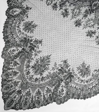  Châle de crinoline en losange, Chantilly, fuseaux, vers 1850-70. Beau et original...