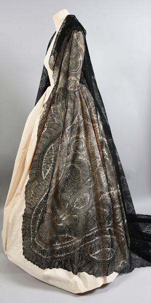 null Large crinoline shawl, whipped cream, spindles, circa 1860-80.
Square in shape,...