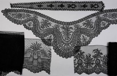 null Meeting of Chantilly lace, bobbins, end of the 19th century.
A large collar...