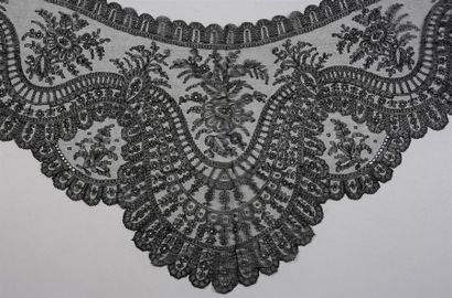 null Meeting of Chantilly lace, bobbins, end of the 19th century.
A large collar...