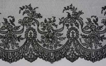 null Meeting of Chantilly lace, bobbins, end of the 19th century.
A large collar...