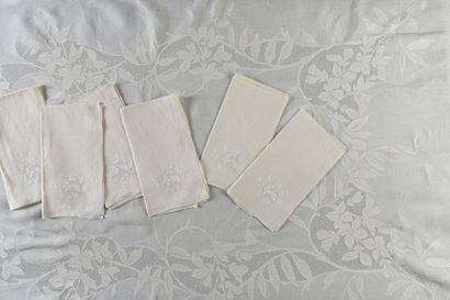  Service de table brodé, nappe et douze serviettes, milieu du XXe siècle. "Glycines"...