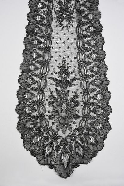  Col châle à longs pans et voilettes, fuseaux, 2nde moitié du XIXe siècle. Grand...