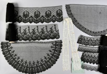 null Chantilly lace, bobbins, 2nd half of the 19th century.
A tie in white whipped...