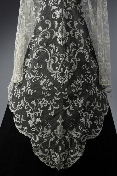 null Triangular bridal shawl, application from England, 2nd half of the 19th century.
Flexible...