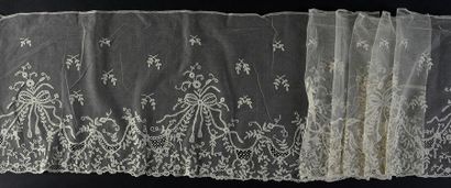 null Large volant, Application d'Angleterre, vers 1870-90.
Large volant, les motifs...