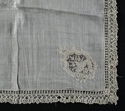 null Five lace handkerchiefs, Belgium, 2nd half of the 19th century.
Two with gauze...