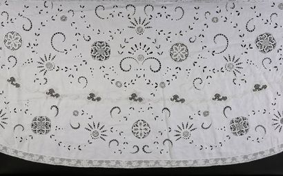  Embroidered and lace tablecloth, 1st half of the 20th century. Oval shape in fine...