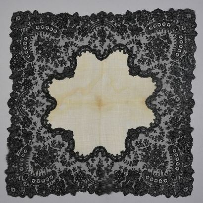 null Rare large handkerchief, Chantilly lace, bobbins, circa 1870-80.
Large frame...