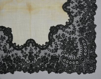 null Rare grand mouchoir, dentelle de Chantilly, fuseaux, vers 1870-80.
Large encadrement...