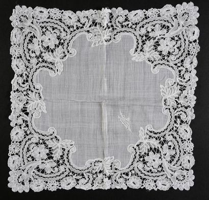 null Two handkerchiefs, bobbin lace, early 20th century.
Two framed handkerchiefs,...