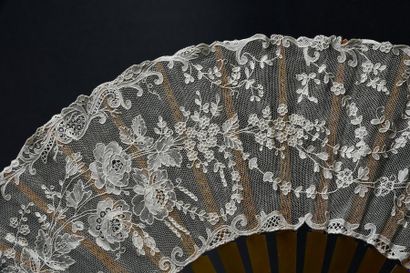 null Rare folded fan, Alençon, needle, early 20th century.
Alençon lace needlework...