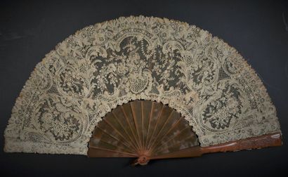 null Large folded fan, Gauze stitch, needle, late 19th century.
The finely needleworked...