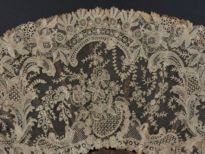null Large folded fan, Gauze stitch, needle, late 19th century.
The finely needleworked...