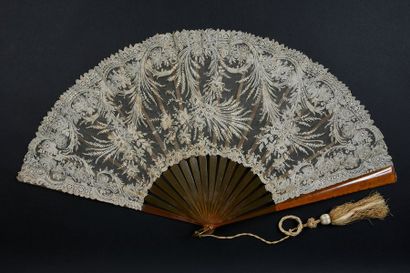 null Rare large folded fan, Gauze stitch, needle, circa 1890-1900.
Elegant composition...