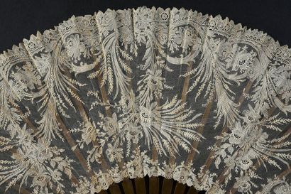 null Rare large folded fan, Gauze stitch, needle, circa 1890-1900.
Elegant composition...