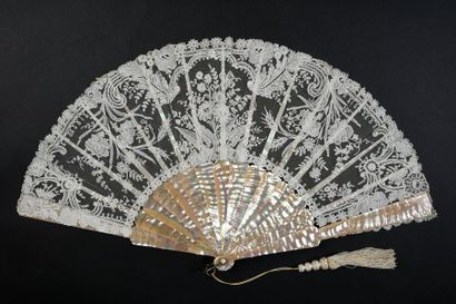 null Folded fan, application of Brussels, Duvelleroy, circa 1880-90.
The lace leaf...