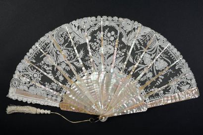 null Folded fan, application of Brussels, Duvelleroy, circa 1880-90.
The lace leaf...