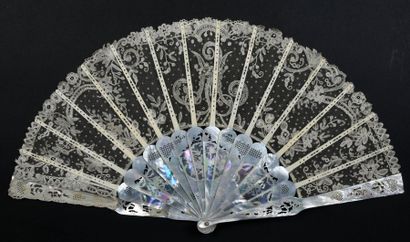 null Folded fan, application from England, late 19th century.
Lace sheet with bobbins...