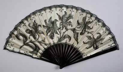 null Large folded fan, Chantilly de Bayeux, Lefébure, circa 1900.
The very finely...