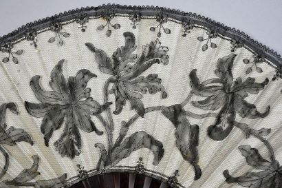 null Large folded fan, Chantilly de Bayeux, Lefébure, circa 1900.
The very finely...