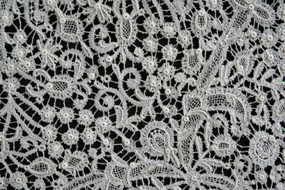 null Tablecloth, Beaded Rosaline, spindles, Belgium, early 20th century.
The center...