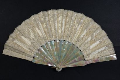 null Eventail plié, dentelle application d'Angleterre, vers 1900.
Feuille en légère...