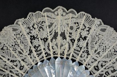 null Eventail plié en dentelle Duchesse, vers 1900.
Feuille en dentelle aux fuseaux...