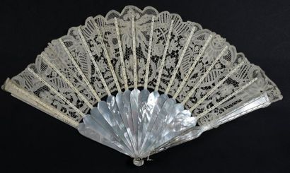 null Eventail plié en dentelle Duchesse, vers 1900.
Feuille en dentelle aux fuseaux...