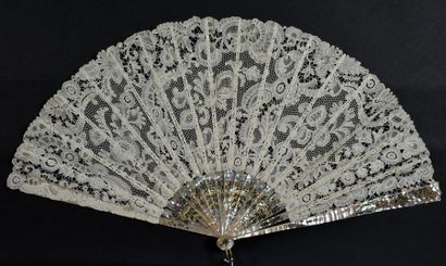 Large folded fan, bobbin lace, circa 1880-...